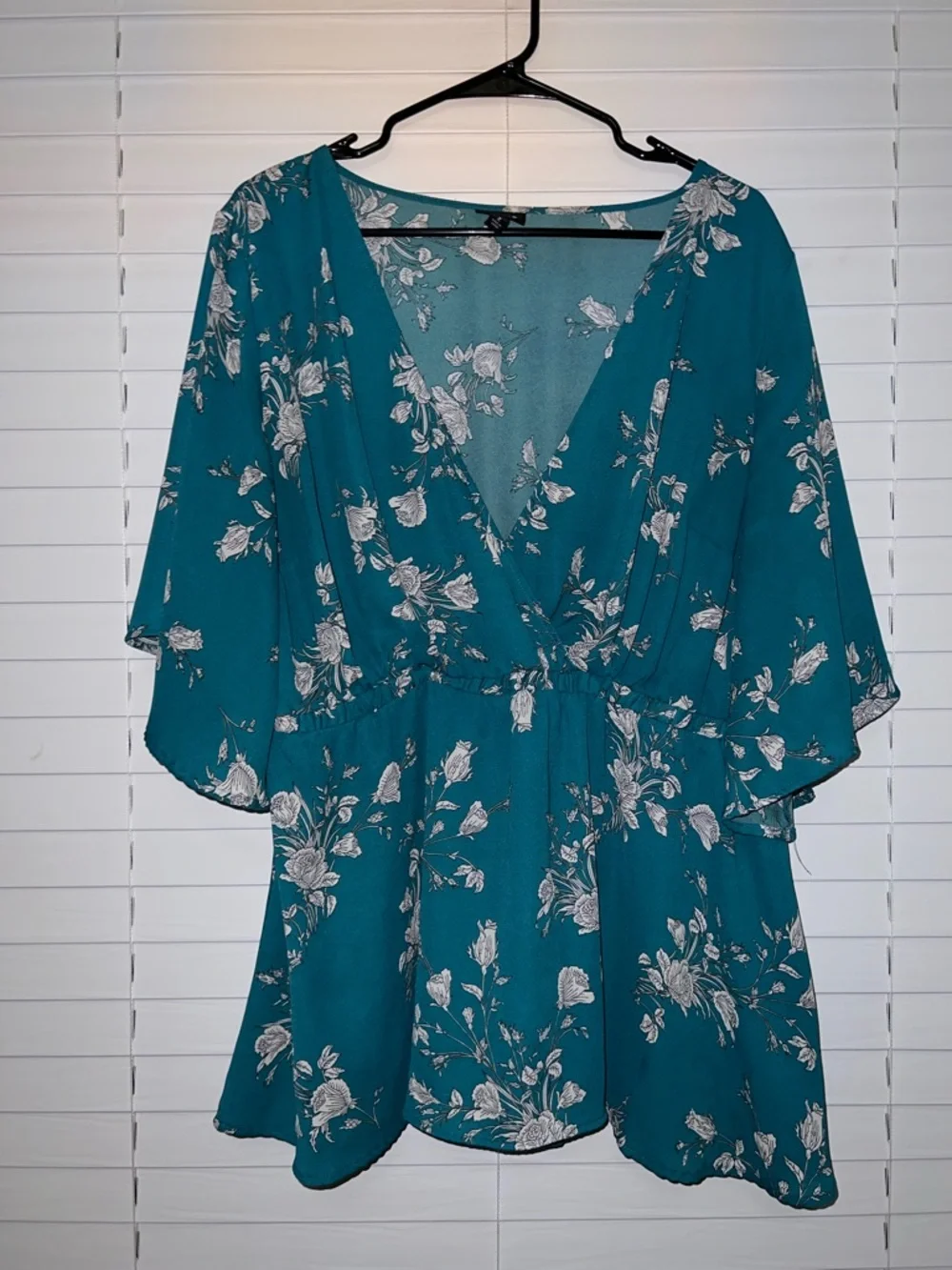 Torrid Teal Floral Surplice Flutter Sleeve Blouse - Size 2 - Picture 2 of 6